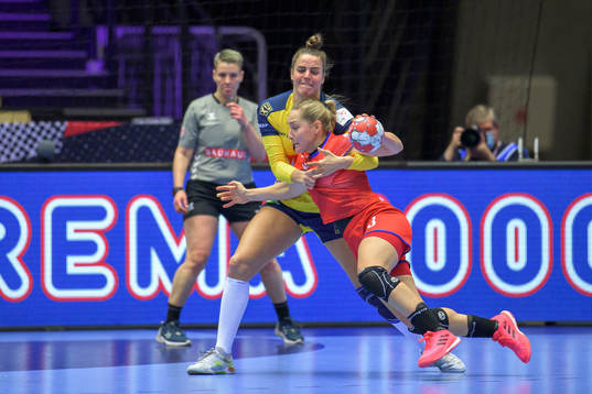 Carin Strömberg of Sweden and Jana Knedlikova of Czech