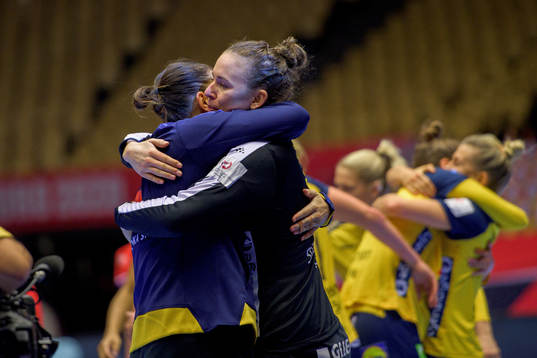 Goalkeepers Filippa Idehn and Jessica Ryde  of Sweden