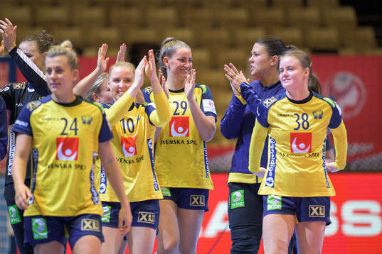Kristin Thorleifsdottir and goalkeeper Filippa Idehn of