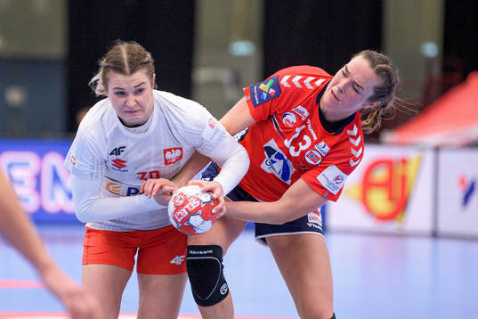 Natalia Nosek of Poland and Kari Brattset Dale of Norway