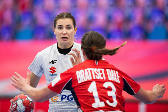 Aleksandra Rosiak of Poland and Kari Brattset Dale of Norway