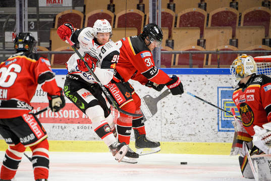 Malmö Redhawks Carl Persson och Luleås Oscar Engsund