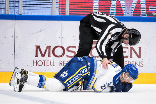 Leksands Emil Heineman skadad och ses över av linjedomare