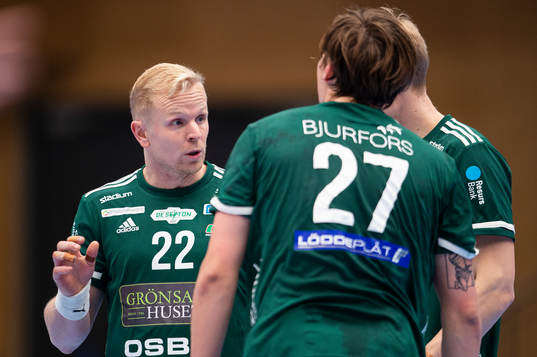 Helsingborgs Henrik Knudsen i samtal med Linus Nilsson och
