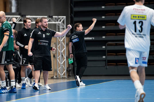 Helsingborgs assisterande tränare Oskar Hansson jublar