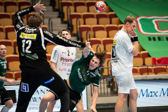 Helsingborgs Johan Palm och Redbergslids målvakt Kristian