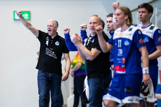 Alingsås tränare Mikael Franzén jublar