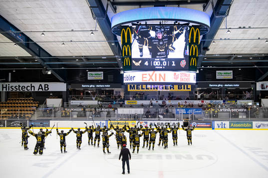 Västerås spelare jublar med publiken