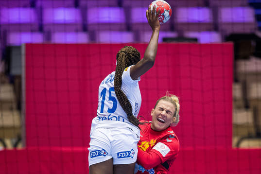 Kalidiatou Niakate of France against Andrea Klikovac of