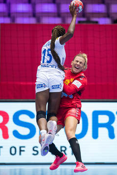 Kalidiatou Niakate of France against Andrea Klikovac of