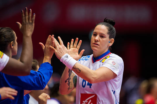 Alexandra Lacrabere of France celebrates