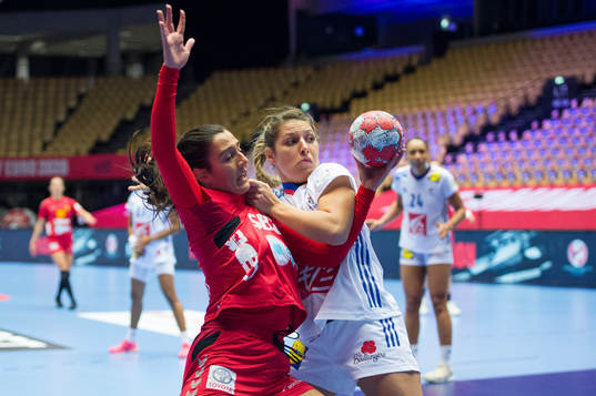 Dijana Ujkic of Montenegro and Pauletta Foppa of France