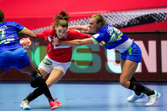 Mie Enggrob Højlund of Denmark and Barbara Lazovic of