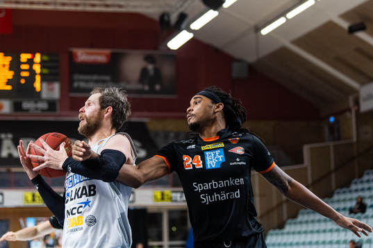 Luleås Tim Kerney och Borås Deandre Davis