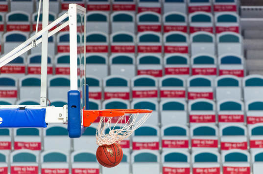 En basketboll går i korgen