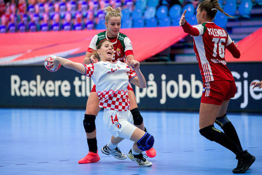 Larissa Kalaus of Croatia and Noemi Hafra of Hungary