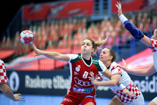 Aniko Kovacsics of Hungary and Stela Posavec of Croatia