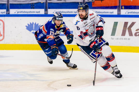 Linköpings Jonas Holös jagas av Växjös Jack Drury