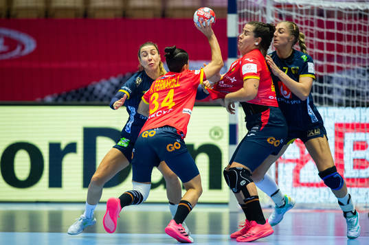 Alicia Fernandez Fraga of Spain against Anna Lagerquist and