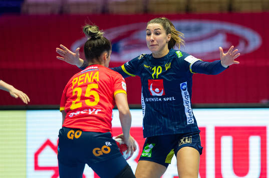 Nerea Pena Abaurrea of Spain and Anna Lagerquist of Sweden