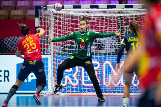 Nerea Pena Abaurrea of Spain and goalkeeper Jessica Ryde of