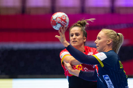 Nerea Pena Abaurrea of Spain and Mathilda Lundström of