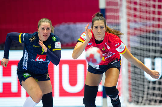 Melissa Petren of Sweden and Lara Gonzalez Ortega of Spain