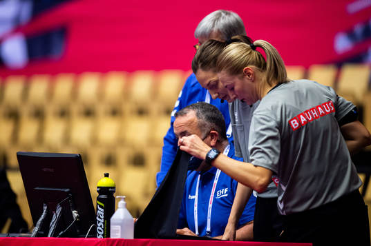 Referee Cristina Nastase and Simona-Raluca Stancu
