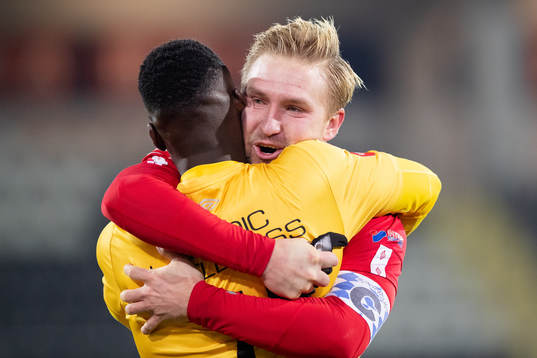 Degerfors målvakt Ismael Diawara och Oliver Ekroth jublar