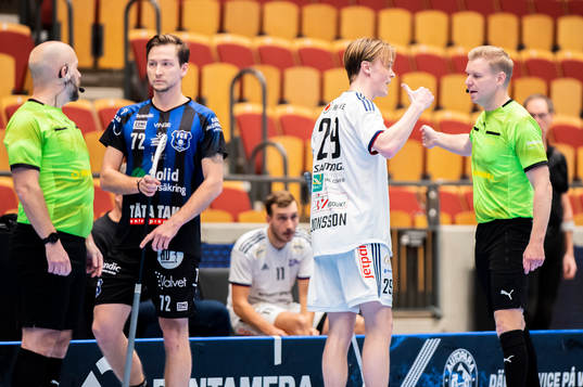 Växjös Marcus Jonsson i diskution med domare Daniel