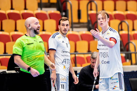 Växjös Marcus Jonsson reagerar på domare Andreas