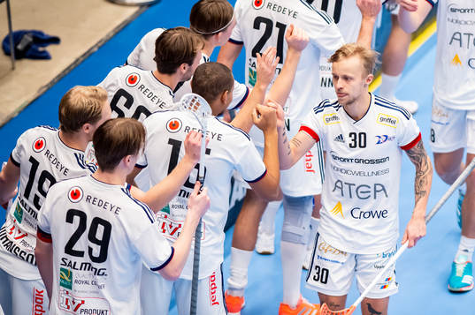 Växjös Tommy Brolin jublar tillsamman med lagkamrater