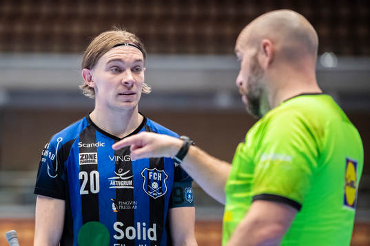 Helsingborgs Jonathan Nilsson i diskution med domare