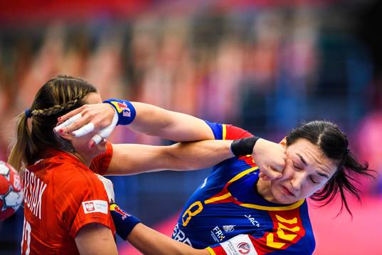 Aleksandra Rosiak of Poland and Cristina-Georgiana Neagu of
