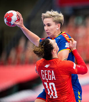 Cristina Laslo of Romania and Marta Gega of Poland