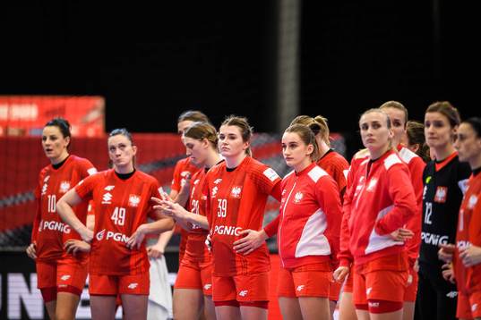 Natalia Nosek of Poland look dejected with teammates