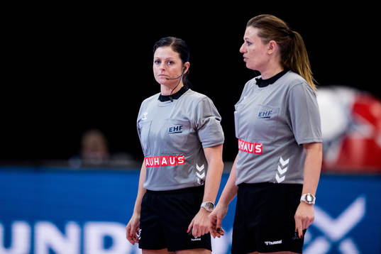 Referees Karina Christiansen and Line Hesseldal Hansen