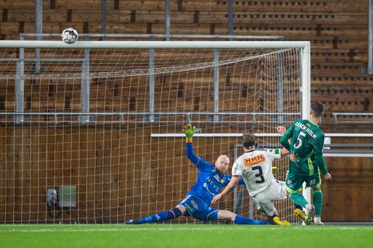 Dalkurds Samuel Leach Holm skjuter över GAIS målvakt