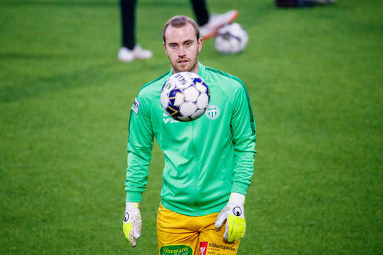 Västerås målvakt Daniel Svensson innan fotbollsmatchen i