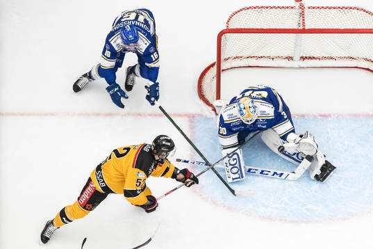 Luleås Karl Fabricius oroar framför Leksands målvakt