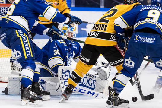 Trångt framför Leksands målvakt Janne Juvonen