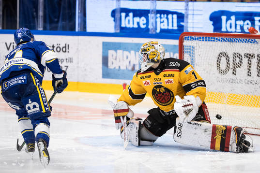 Leksands Oskar Lang gör 4-2 bakom Luleås målvakt Jesper