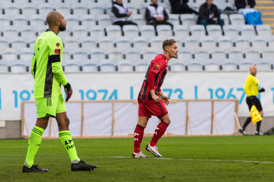 Östersunds målvakt Aly Keita och Henrik Bellman reagerar