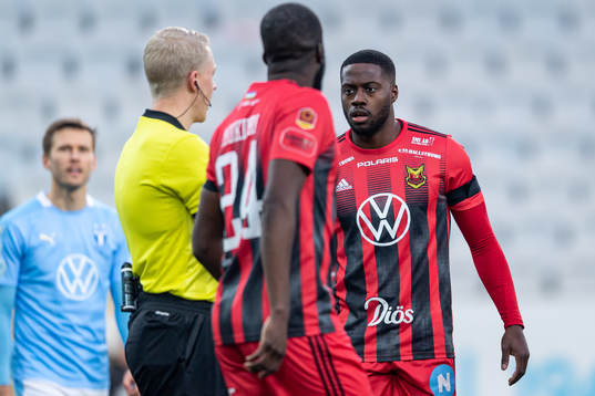 Östersunds Isak Ssewankambo i samtal med domare Adam