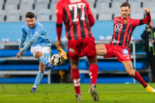 Malmö FFs Erdal Rakip skjuter och Östersunds Felix