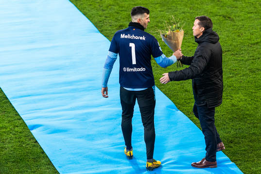 Malmö FFs målvakt Dusan Melicharek får blommor av