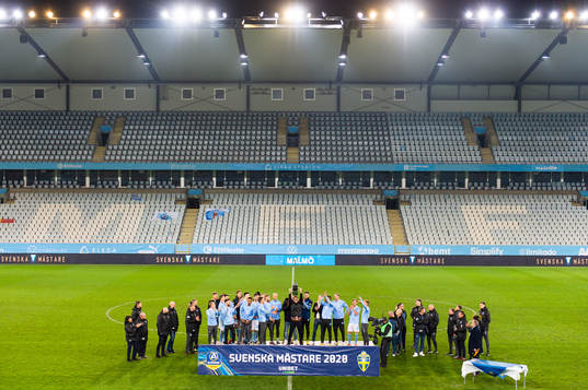 Malmö FFs spelare jublar och lyfter Lennart Johansson pokal