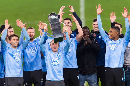 Malmö FFs Oscar Lewicki jublar och lyfter Lennart