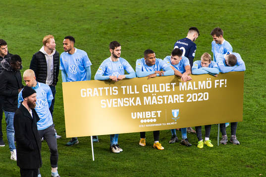 Malmö FFs spelare jublar bakom en skylt