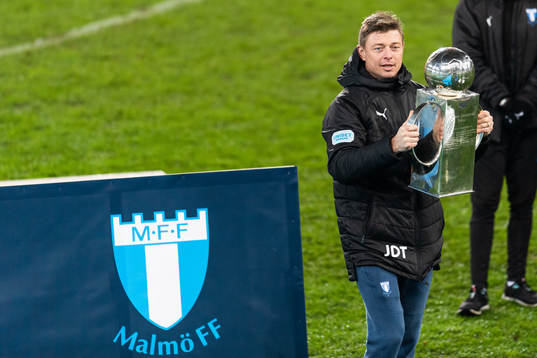 Malmö FFs huvudtränare Jon Dahl Tomasson  med Lennart